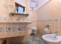 appartamento-con-bagno-finestrato-villasimius